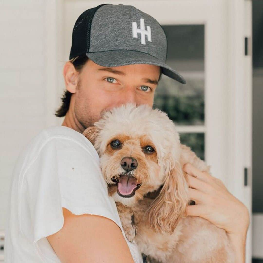 パトリック・シュワルツェネッガーのインスタグラム：「These kinda look like marriage photos 😂😂 looking into each other’s eyes & all 😩 #nationaldogday」