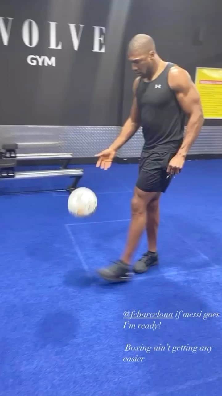 F2Freestylersのインスタグラム：「Wait what!? 👀 @anthonyjoshua is ready for the call up 🤯🔥 @fcbarcelona #skills #tekkers #boxing #football #signhimup」