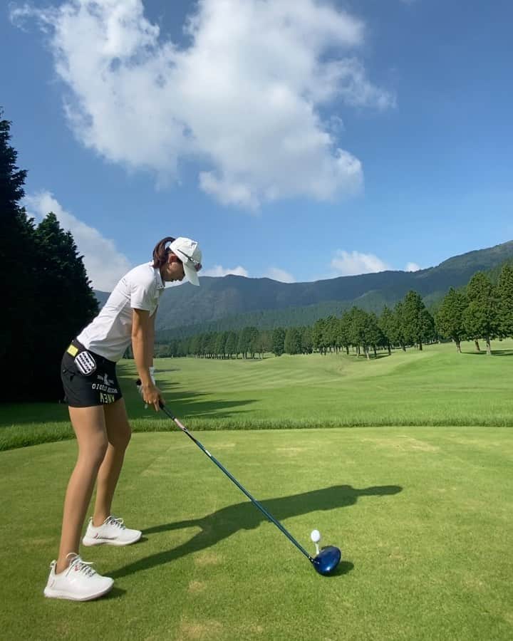 のインスタグラム：「. 音はいい感じ☺️✨ . この日ドライバーは良かったんですが、夏のラフにやられて前に進まない🤣💦 結果110😭 . でも気にしない😂😂 . . . #ゴルフ#golf#⛳️#ゴルフ女子#ゴルフ好き#ゴルフウエア#ゴルフコーデ#ゴルフスイング#골프 #골프웨어 #골프스윙 #여행 #해외여행 #골프스타그램 #골프중독 #와인 #소주 #좋은시간  #夏ラフ#打ち方わからず」