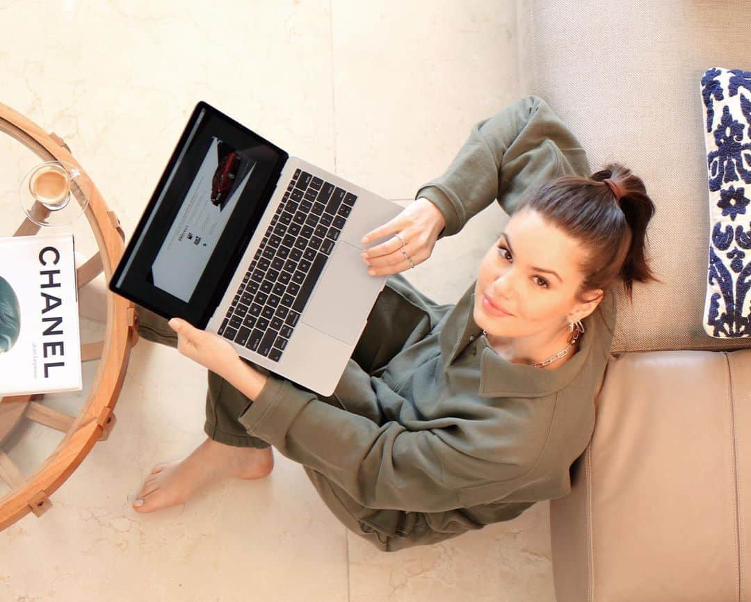 Camila Queirozのインスタグラム：「A Nissan está lançando a Loja Virtual Nissan!!! Acessando o site da Loja Nissan você pode conferir como é super prático adquirir seu novo Nissan de maneira 100% online. Eu e meu Kicks já estamos ansiosos para encarar mais aventuras por aí. E você, para onde iria com seu novo Nissan? <3 #publi #NissanKicks」