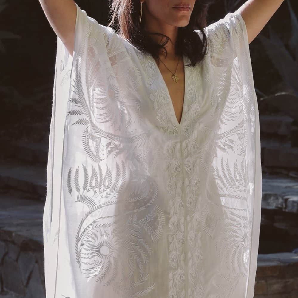 のインスタグラム：「The satin stitch embroidered Sarcelle Kaftan from @shopsessah is one of the best ways to soak up the rest of summer. Don’t you agree? #stevenalan」