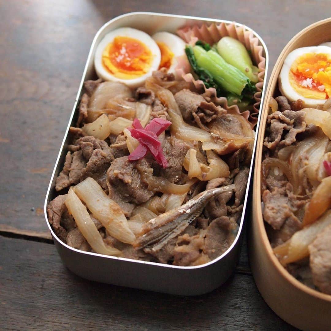 Rocoさんのインスタグラム写真 - (RocoInstagram)「08.27 牛丼弁当 (いりこも一緒に煮たらいいお出汁が出て美味しく出来ました)  #roco弁 #obento#bento#牛丼弁当 #いりこのやまくに#いりこだし」8月27日 6時21分 - rororo_roco
