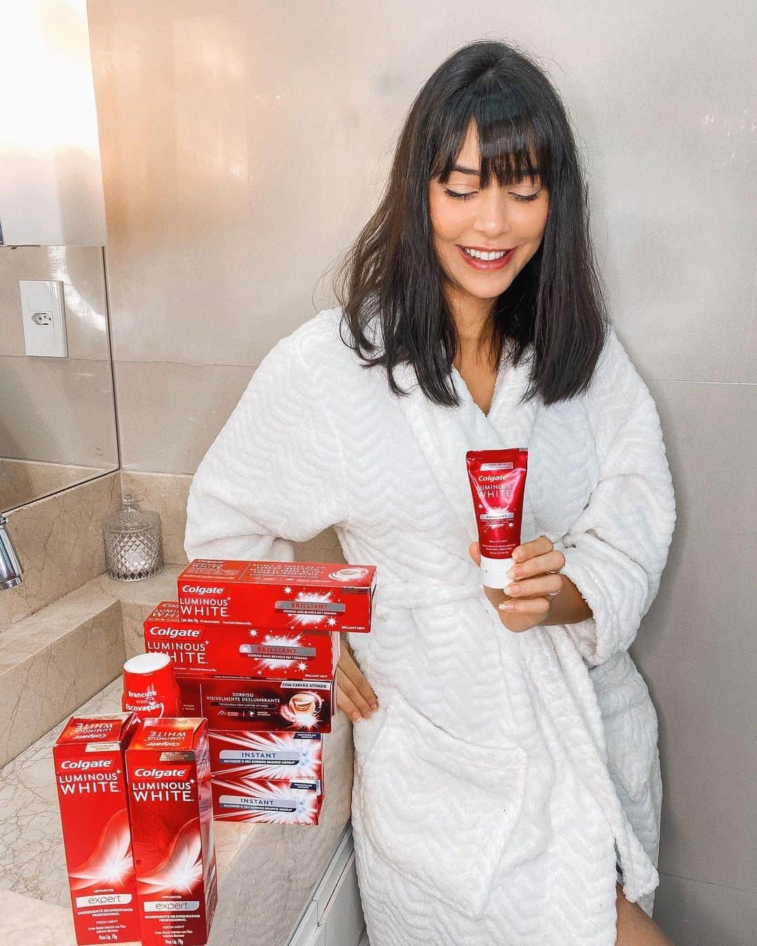 Gabriela Salesのインスタグラム：「Minha cara na foto: “Ai Colgate como você é engraçada kkkk”. Gent!!! Essa semana mostrei a vocês os pedidos de @colgateluminousbr que fiz no site da Pague Menos e eles já chegaram!!! Por que choras velozes e furiosos kkk!!!! Agora sim, o dente branco vemmm! Dá vontade, né Uo? Achei muito legal a iniciativa de Colgate de valorizar nosso sorriso com nossas características únicas! Ah... estão com a linha completa lá no site da Pague Menos, já na nova embalagem e ainda com 15% de desconto, é só usar: SORRISOCOLGATE ❤️ *publi #BrilhedoSeuJeito」