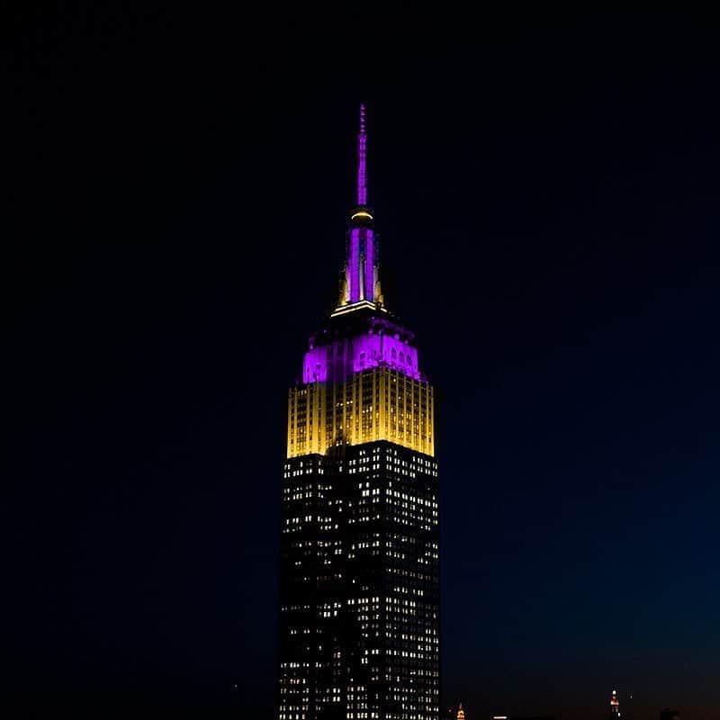 Empire State Buildingさんのインスタグラム写真 - (Empire State BuildingInstagram)「100 years strong 💪 ⠀⠀⠀⠀⠀⠀⠀⠀⠀ Illuminated in purple & gold tonight, commemorating the 100th Anniversary of the 19th Amendment and #WomensSuffrage, alongside @womensvote100 & @womensactivism.nyc! #EmpireStateBuilding」8月27日 6時14分 - empirestatebldg