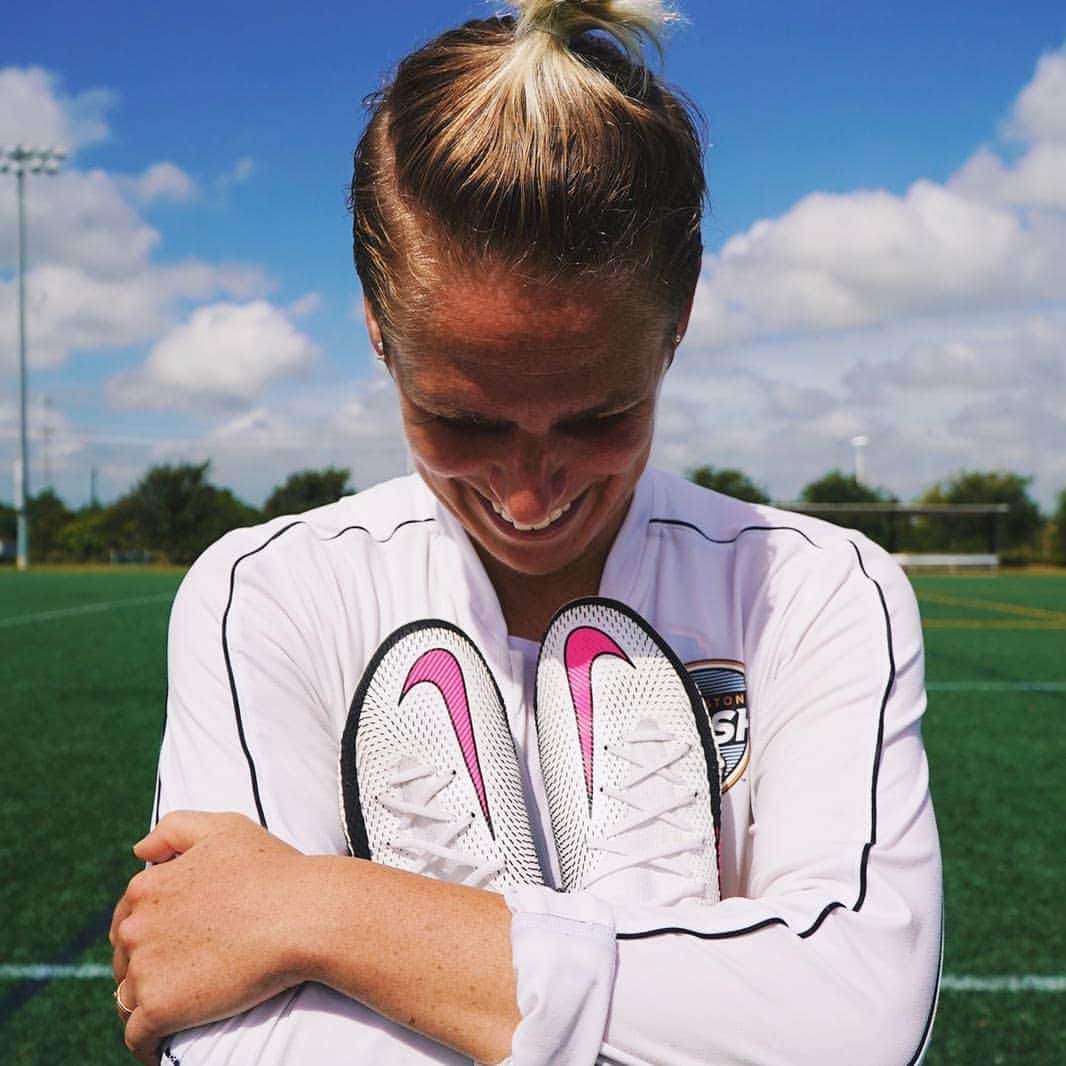 ソフィー・シュミットのインスタグラム：「New love! Scored an absolute left footed banger in these beauties. I think I'll keep you 😍 📸 @pieswag7yo  #Nike #PhantomGT #DashOn #Houston #NWSL」