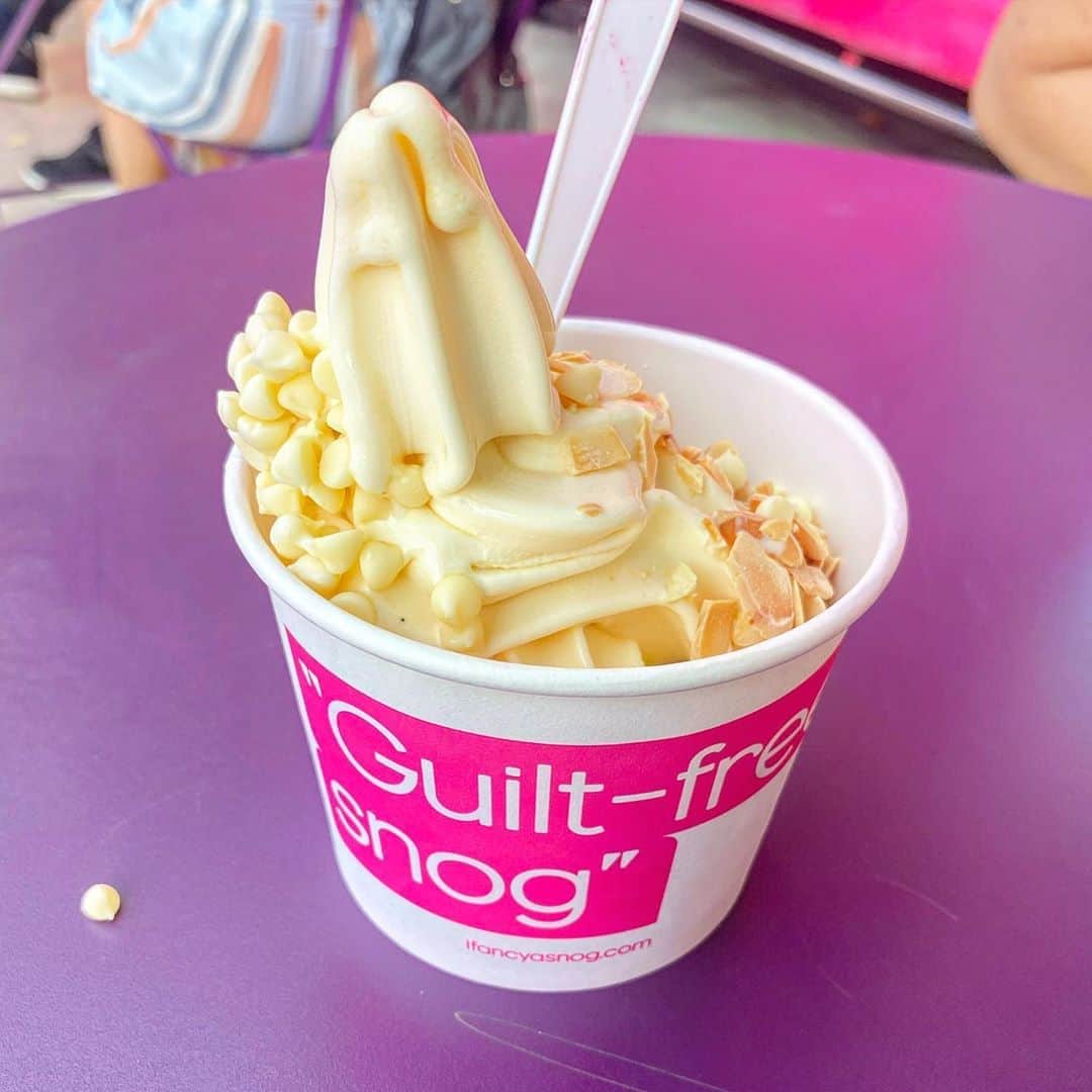 Eat With Steph & Coのインスタグラム：「Fancy a snog? My fave fro-yo spot in London right here.  I hope the heat comes back soon so I can wander down south bank and get another one of these 🙌🏻 perfect sunny day activity in London! @ifancyasnog   📷 @thetessaproject  #froyo #snog #ifancyasnog #frozenyoghurt #southbank #londonfoodie」