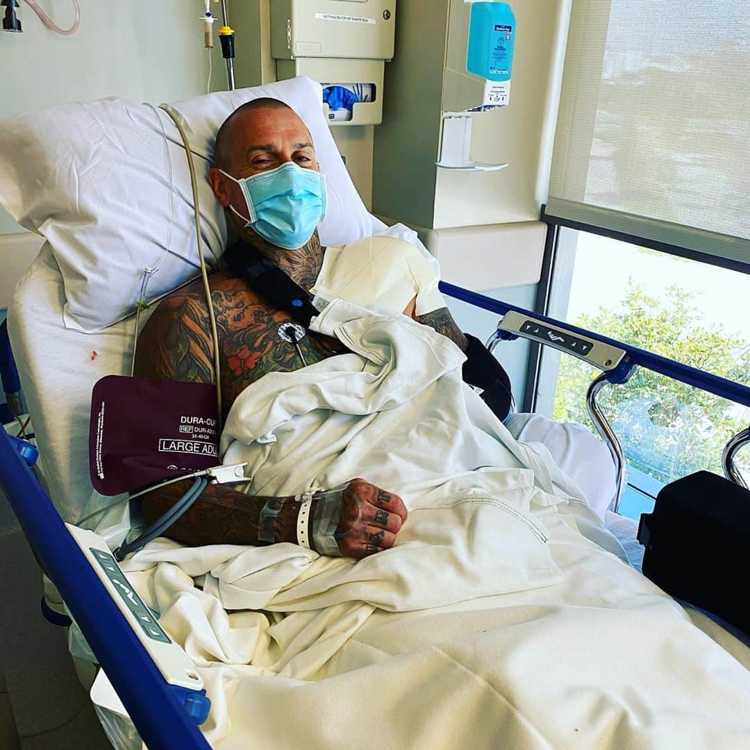 P!nk（ピンク）さんのインスタグラム写真 - (P!nk（ピンク）Instagram)「My man baby. I love him so. Successful surgery and now, let the healing begin. #bionicman #rotatorcuff #nurseratchetwillseeyounow」8月27日 6時30分 - pink