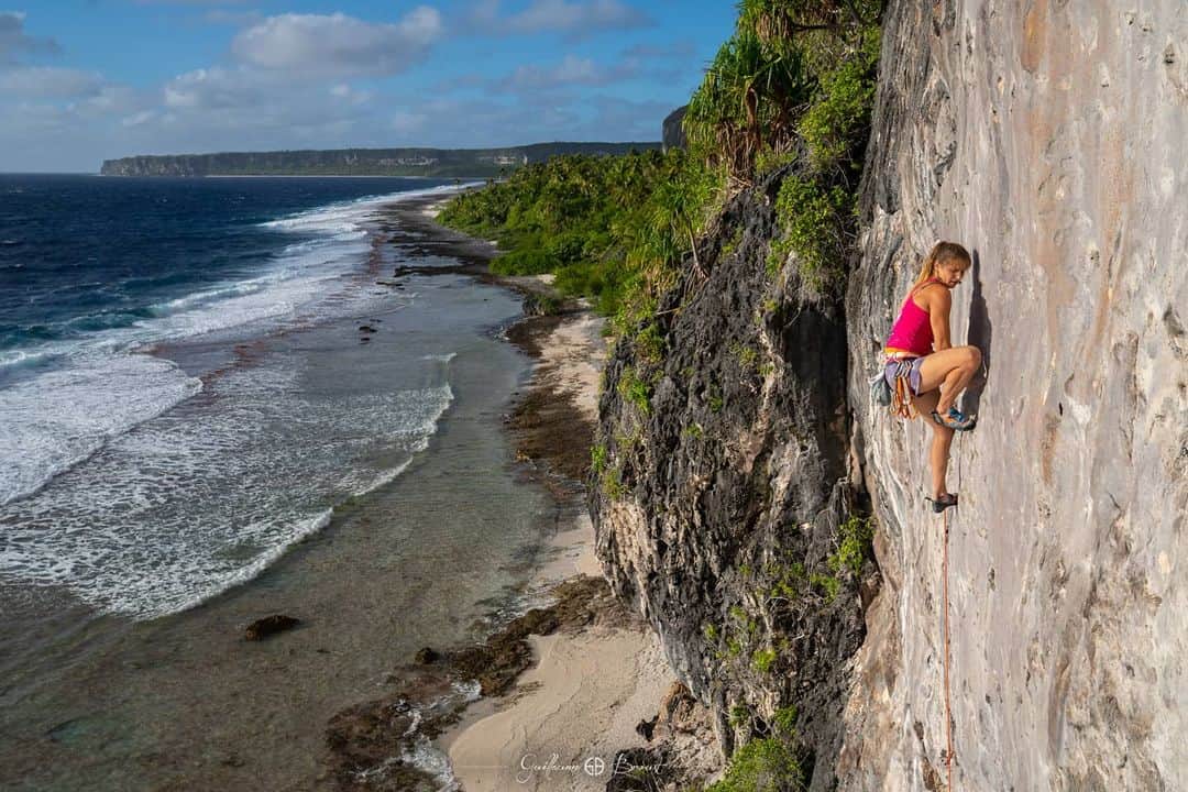 のインスタグラム：「The Makatea Vertical Adventure movie will be streamed tonight only from 4pm to 8pm PST!  So if you are in North America right now I highly recommend tuning in for it in a couple hours, especially because it is the US Premiere 🤩  To discover the vibes of this awesome island and our unique crew, follow the link in @arcteryxacademy 's recent post about Makatea 🏝  📷 & 🎬 by @guillaume_broust  @maewanadventurebase @petzl_official @eb_climbing  @volxholds @luxov_connect @mountainhardwear」