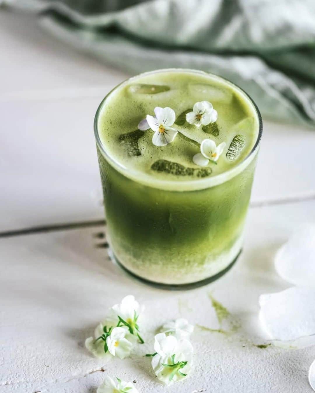 DHC Skincareさんのインスタグラム写真 - (DHC SkincareInstagram)「Now this is exactly what we need right now! 🤩 Recipe for this refreshing iced matcha latte below, courtesy of myblissktchn   〰️ 1-2 tsp matcha powder 〰️ About 2 tbsp hot water 〰️ 1/2-1dl warm water 〰️ Ice cubes 〰️ Milk of choice 〰️ Add sweetener if you prefer  Method: Add the matcha in cup and pour in 2 tablespoons of hot water and whisk. Pour in more warm water and mix. Transfer to the fridge to chill a bit. Fill your glass almost full of ice cubes and add oatmilk (glass about 3/4 full). Pour in the chilled matcha.  What's your refreshing drink of choice during the summer?」8月27日 6時32分 - dhcskincare