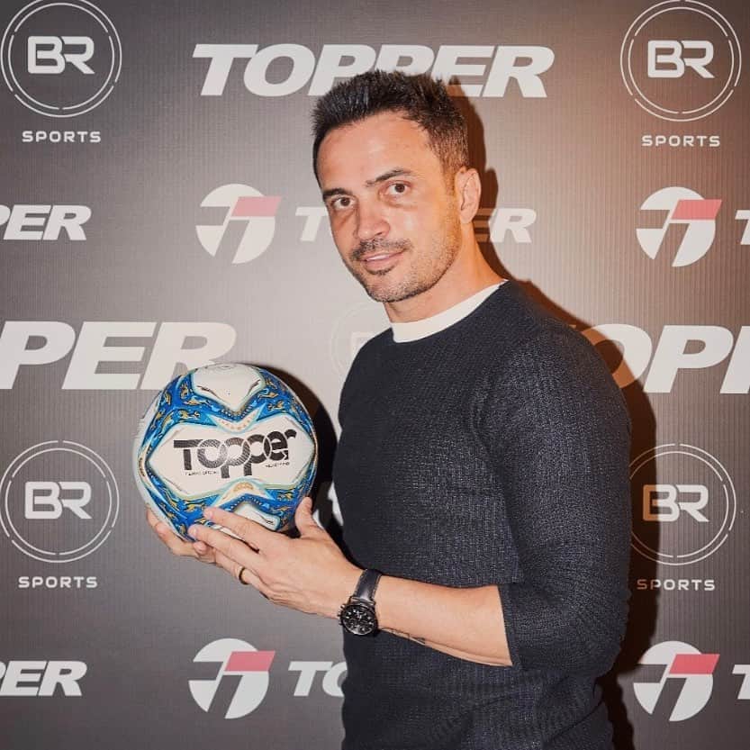 アレッサンドロ・ローザ・ヴィエイラのインスタグラム：「É uma honra finalmente revelar para vocês que estou voltando às minhas raízes, voltando pra marca que me deu a 1ª oportunidade de parceria no começo da carreira! @topperbrasil   A Topper é uma das marcas mais conhecidas de futebol de salão - principalmente - e tem uma trajetória incrível no esporte, quem acompanha sabe.   Eu serei embaixador Topper em todas as nossas categorias de produtos.   Tenho orgulho de a partir de agora, fazer parte dessa jornada acompanhando uma marca que tenho grande admiração. Dois gigantes em um mesmo objetivo.  Agradeço @charlespmartins e @sylvio.teixeira pela conduta e confiança!  Agora, eu sou Topper! Já segue @topperbrasil que vem muita coisa boa por aí!  #FalcãoÉTopper #Topper」