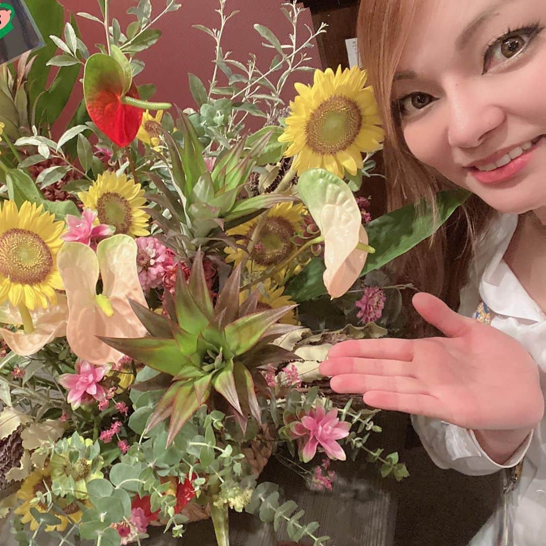 真境名ナツキさんのインスタグラム写真 - (真境名ナツキInstagram)「昨日はお誕生日でした！ こんな時期ですがお祝いしにきていただいたりお花贈っていただいたり幸せな33歳の幕開けになりました💐 お誕生日っていくつになっても嬉しいなぁ…❤️ コロナの影響で人と会えない事が増えるけど… やっぱり人って人との繋がりがないと不幸だよね…😢 早く終息してほしい… #birthday #お誕生日  #lgbt #lgbtq #transgender #transsexual  ユリとひまわり！わかってるなー笑」8月27日 6時43分 - natsuki_maji_bubutado