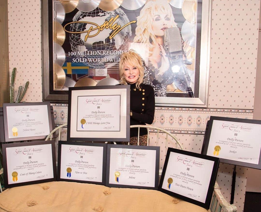 Broadcast Music, Inc.さんのインスタグラム写真 - (Broadcast Music, Inc.Instagram)「The incomparable @DollyParton has once again surpassed milestones, literally millions of them, we awarded her with several “Million-Air” certificates, which recognize songs that have reached over one million broadcast performances. We will always love you, Dolly. #BMIFamily #BMICountry」8月27日 6時45分 - bmi