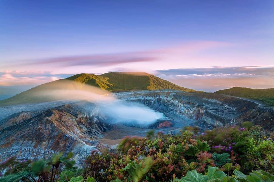 Lonely Planetのインスタグラム：「🌋10 natural wonders that keep visitors coming back to Costa Rica.   From grumpy volcanoes to labyrinthine limestone caves to stunning black-sand beaches, Costa Rica offers a never-ending array of natural wonders. Tap the link in our bio to find out what makes this Central American gem one of the most popular destinations in the world.」