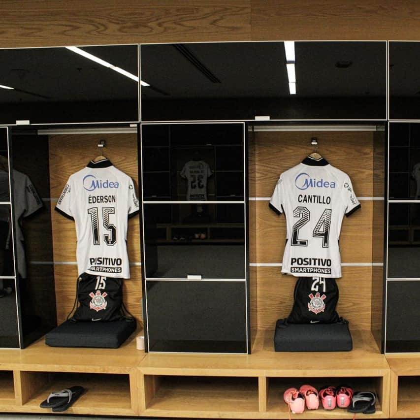 コリンチャンスさんのインスタグラム写真 - (コリンチャンスInstagram)「O vestiário alvinegro também já está pronto aqui na #CasaDoPovo. Logo mais tem Corinthians, Fiel! ⠀ ⠀ #SCCPxFOR #VaiCorinthians #BMG #Nike #EstrellaGalicia #CorinthiansEPositivo #Matrix #Midea #Poty #Serasa #Orthopride #CartãodeTodosCorinthians #AleCombustíveis #DoTerra #Hapvida #GaleraBET⠀」8月27日 7時04分 - corinthians