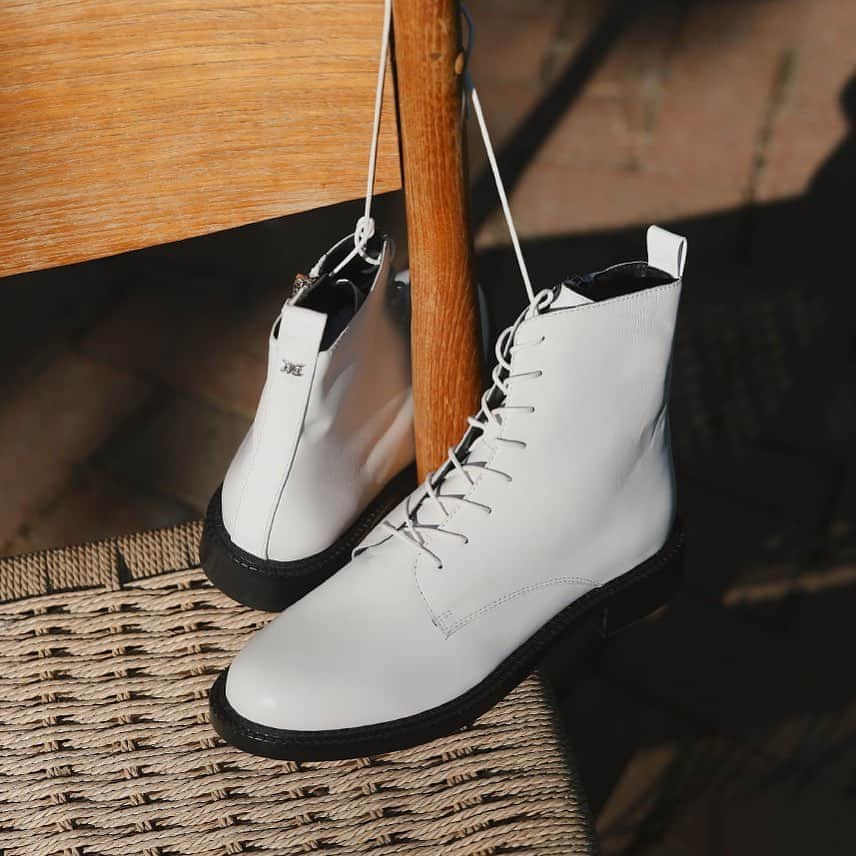 サムエデルマンのインスタグラム：「Boots to take you from summer to fall. Tap to shop THE NINA.   See our story for more newest arrivals.   Now available at samedelman.com #SamEdelman #FORCESOFNATURE #PreFall2020」