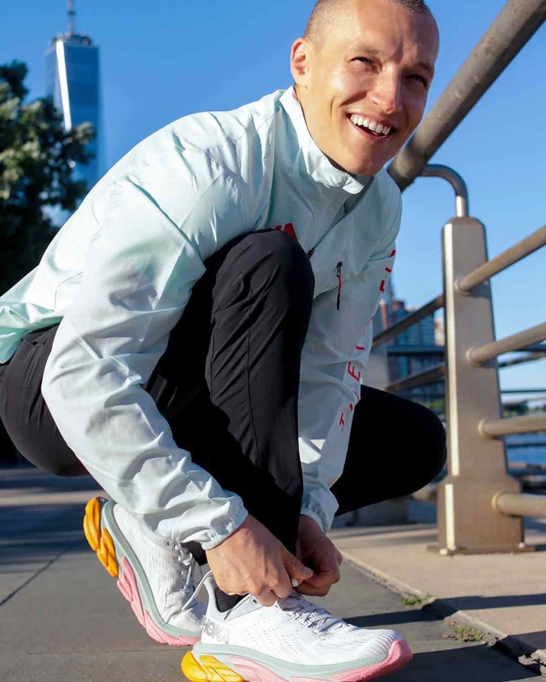ホカオネオネのインスタグラム：「@onepeloton Instructor and runner @mattwilpers sat down with HOKA fan and triathlete @samholnesstri and HOKA triathlete @sarah_stan_crowley, chatting all things training, racing and the new Clifton Edge.   Head to our link in bio to read the interview. #TimeToFly​」