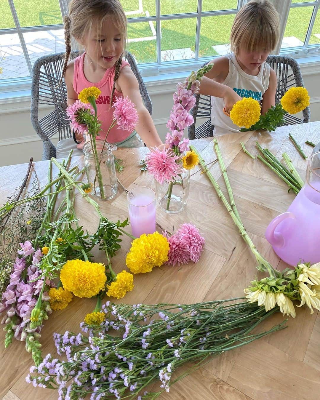 Amber Fillerup Clarkさんのインスタグラム写真 - (Amber Fillerup ClarkInstagram)「The kids made some floral arrangements for friends and family today and they turned out so pretty! They did all the measuring, cutting, pouring, and arranging 🌸🌼」8月27日 7時12分 - amberfillerup