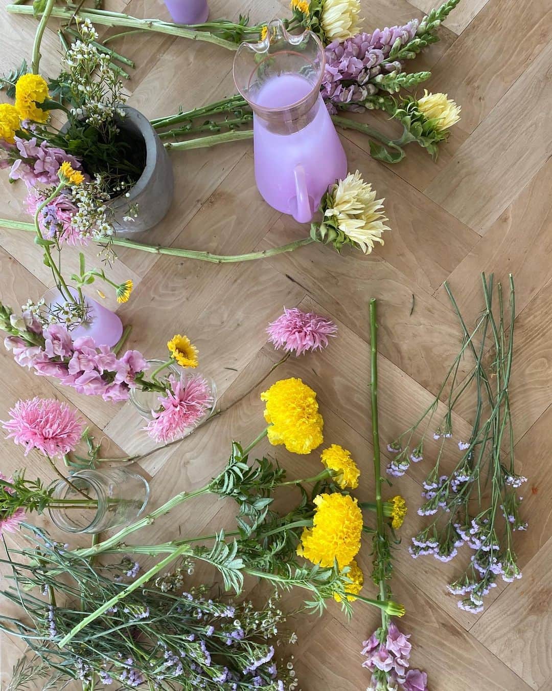 Amber Fillerup Clarkさんのインスタグラム写真 - (Amber Fillerup ClarkInstagram)「The kids made some floral arrangements for friends and family today and they turned out so pretty! They did all the measuring, cutting, pouring, and arranging 🌸🌼」8月27日 7時12分 - amberfillerup