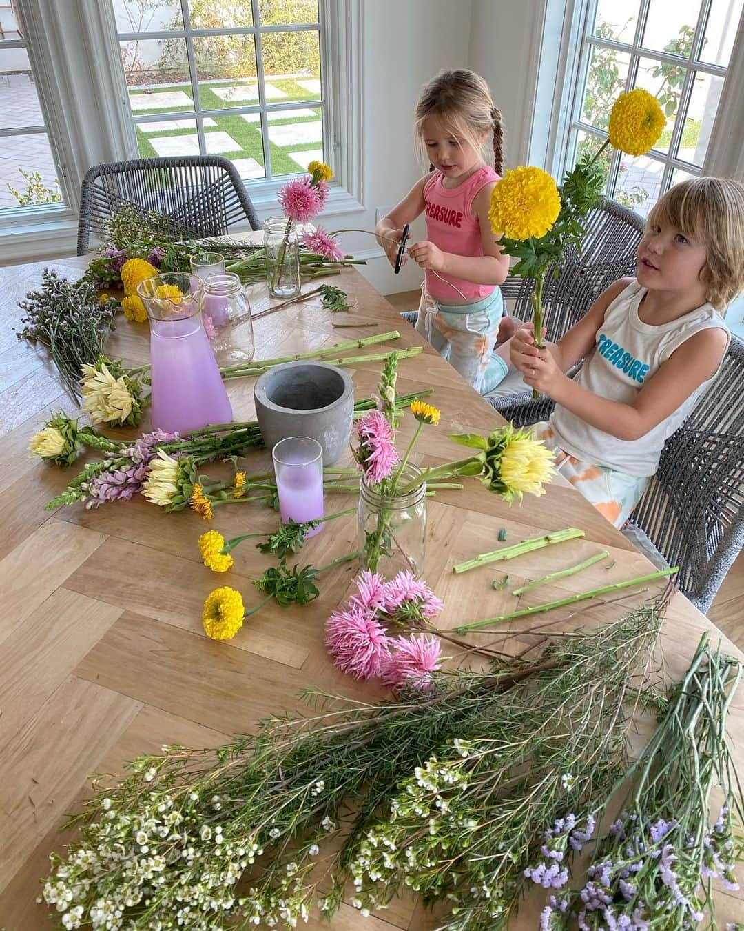 Amber Fillerup Clarkさんのインスタグラム写真 - (Amber Fillerup ClarkInstagram)「The kids made some floral arrangements for friends and family today and they turned out so pretty! They did all the measuring, cutting, pouring, and arranging 🌸🌼」8月27日 7時12分 - amberfillerup