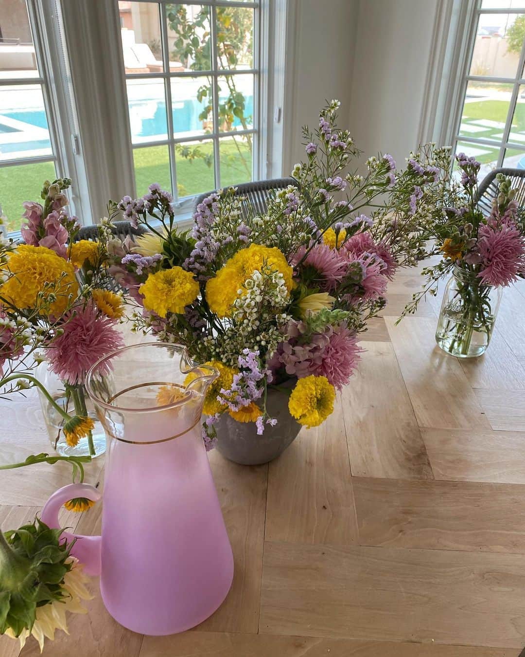 Amber Fillerup Clarkさんのインスタグラム写真 - (Amber Fillerup ClarkInstagram)「The kids made some floral arrangements for friends and family today and they turned out so pretty! They did all the measuring, cutting, pouring, and arranging 🌸🌼」8月27日 7時12分 - amberfillerup