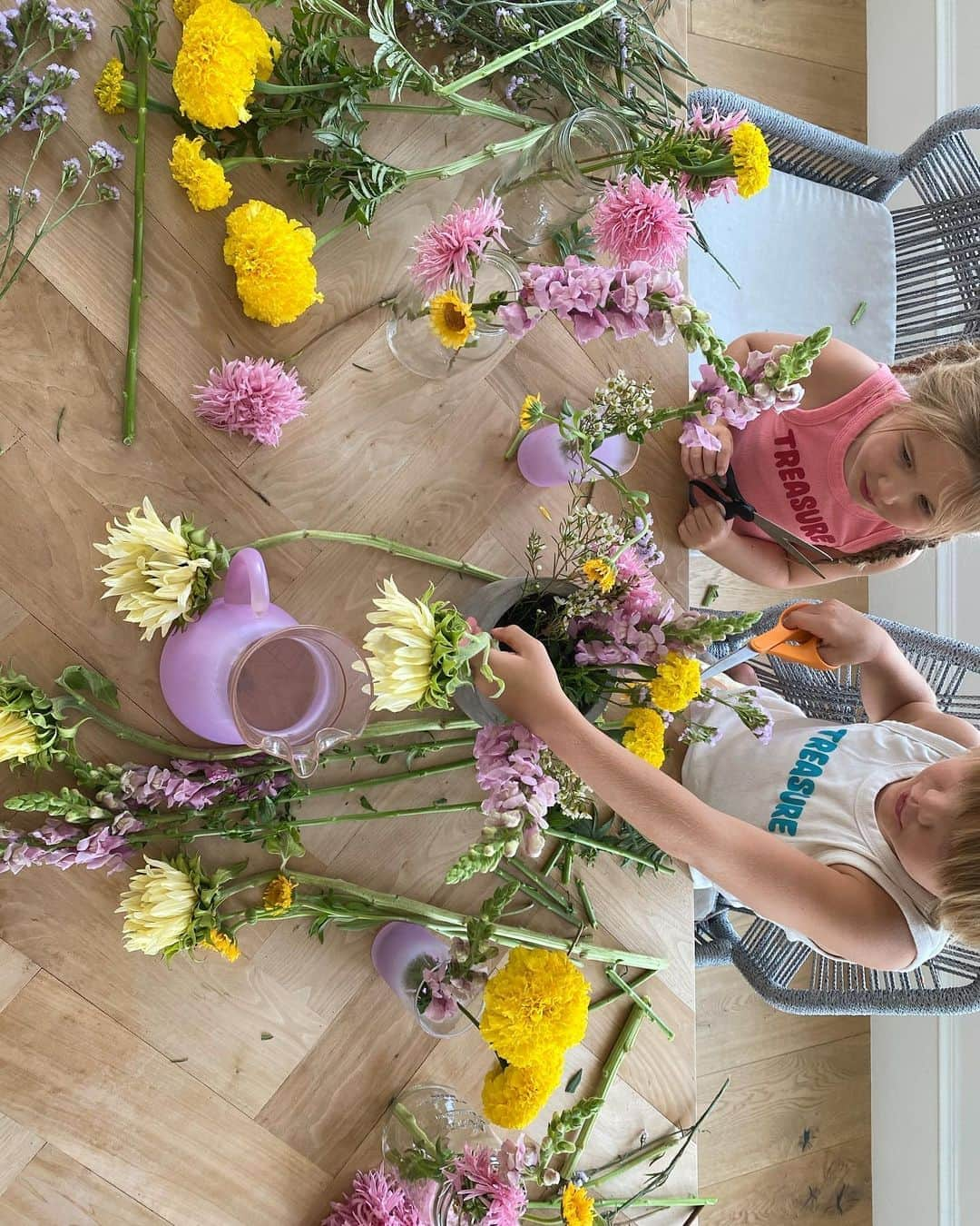 Amber Fillerup Clarkさんのインスタグラム写真 - (Amber Fillerup ClarkInstagram)「The kids made some floral arrangements for friends and family today and they turned out so pretty! They did all the measuring, cutting, pouring, and arranging 🌸🌼」8月27日 7時12分 - amberfillerup