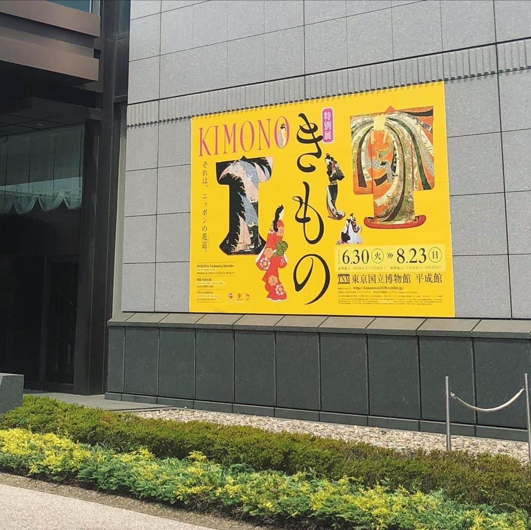 岡田育さんのインスタグラム写真 - (岡田育Instagram)「The great kimono exhibition at Ueno Tokyo National Museum (Tōhaku). Photos were prohibited and here’s my best nine from files. It was a too hot day for me to visit there in kimono... @tokyonationalmuseum #kimonofashion #nationaltreasures #kimono #👘🔰  . . 「きもの展」よかったなぁ！ やっと価値がわかるようになったし「着たい」が多くて楽しい。百鳥模様ケバくて大好き、織田豊臣の肩身替わりはカップリング妄想が捗る。暑すぎたので夏着物断念、せめても浴衣地マスクで。 #きもの展 #東博 #東京国立博物館」8月27日 7時20分 - okadaic