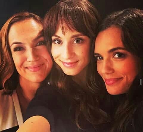 トーレイ・デヴィートのインスタグラム：「It’s a Hastings Family reunion! I had the opportunity to be a guest on the new PLL rewatch podcast, @prettylittlewinemoms . Check out Episode 13 - “Know Your Frenemies”. It was so lovely getting to catch up with my TV mama from @prettylittleliars - @mslesleyfera . Check out my full interview — out now wherever you listen to podcasts! (Link in bio) . . . #pll #prettylittleliars #pll10years #plwm #prettylittlewinemoms #hollymariecombs #lesleyfera #niapeeples #applepodcasts #newpodcast #melissahastings」