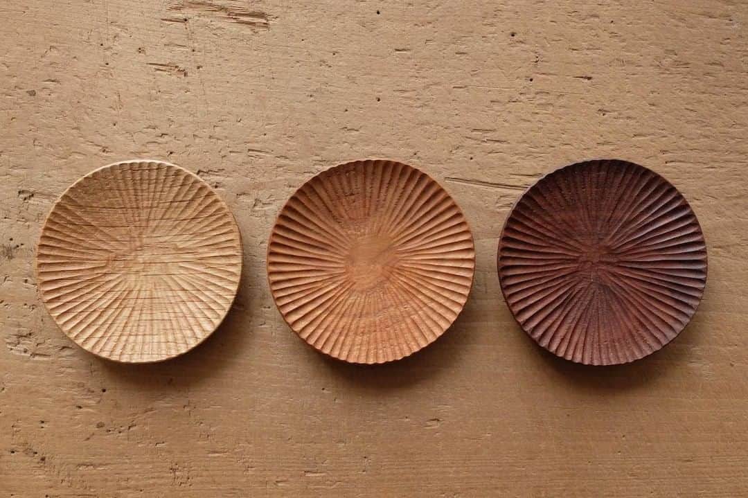 Komerco-コメルコ-さんのインスタグラム写真 - (Komerco-コメルコ-Instagram)「. とっておきを乗せたい。 無垢材の小皿🍃  シンプルながらも、 表、裏面ともに、 一点一点細かな削りが施され、 見れば見るほど味わいを感じるお皿です。  木材は、チェリーの他、 ナラ、ウォールナットの3種類。 樹種ごとに、裏面の削りのデザインが異なる点もポイント。 樹種の色、木目、裏面の削りデザインのお好みでお選びください。  仕上げはオイル・蜜蝋仕上げ。 染みなども馴染ませて、色濃く育てる楽しみ方で お付き合いするのもおすすめです😌  和菓子、焼き菓子、おつまみなど、 いろいろな料理と時間のお供に。  ------------------------------- PINT／【9月上旬お届け】ハツリ小皿（チェリー｜オイル・蜜蝋仕上げ） https://komer.co/products/KAQQmBZ7FnR9fljcDPT2  ▷こちらの作品はKomercoアプリとWebサイトでクリエイターから直接ご購入いただけます。 ホーム画面の検索窓で「PINT」と検索してください🔎  ▷Web版はプロフィールリンクから📲 @komerco_official  ▷iOS版アプリのダウンロードはAppStoreにて「Komerco」または「コメルコ」と検索🔎 -------------------------------  #komerco #コメルコ #cookpad #クックパッド #komercoごはん #料理をもっと楽しく #おうちごはんを楽しもう #おうちごはん #instafood #foodpic #cookinglove #手しごと #komercoクラフト #クラフト #手作り #一点物 #PINT #小皿 #うつわ #木のうつわ #お皿 #木製 #じゃむんち #みやざき眞」8月27日 7時30分 - komerco_official