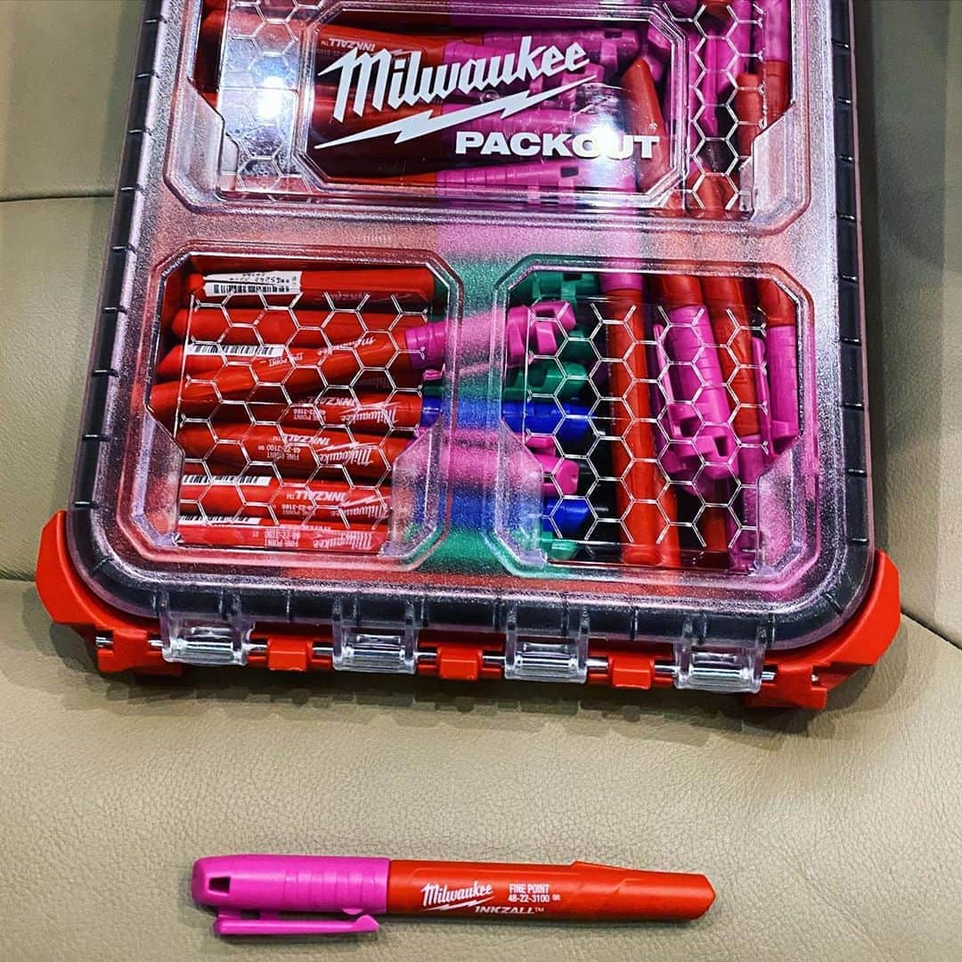 バッバ・ワトソンのインスタグラム：「Thanks 🙏🏼 @milwaukeetool for stocking me up with inkzall jobsite markers!! #PinkMarker #GolfBallMarker」