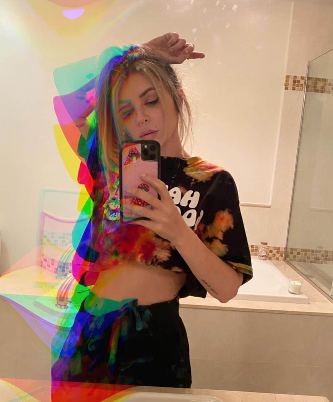 アリソン・ワンダーランドさんのインスタグラム写真 - (アリソン・ワンダーランドInstagram)「does she even have a belly button」8月27日 7時40分 - alisonwonderland