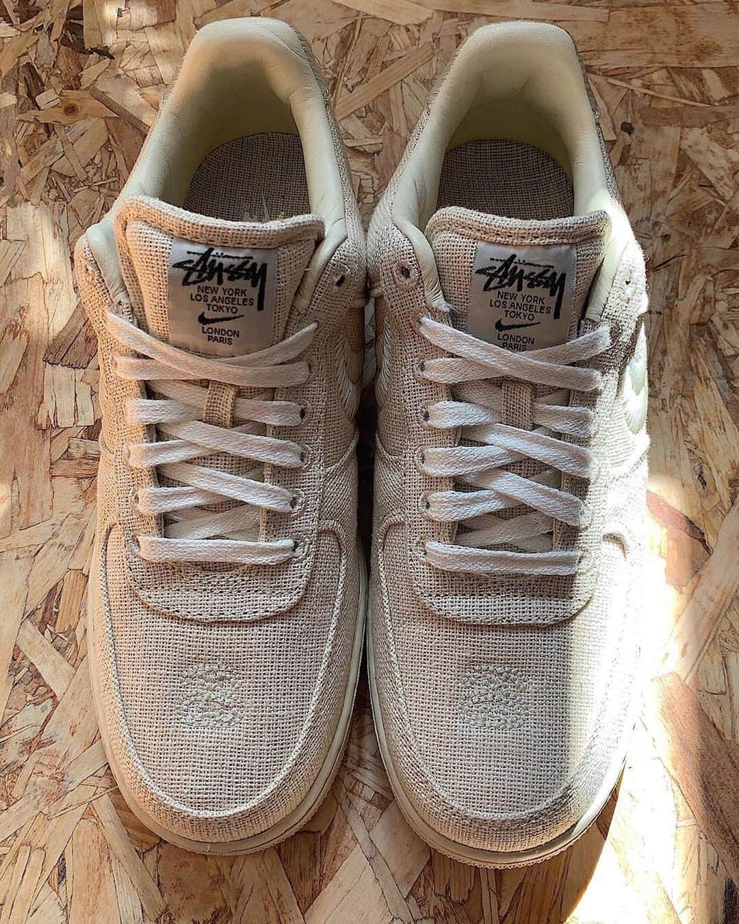 HYPEBEASTさんのインスタグラム写真 - (HYPEBEASTInstagram)「@hypebeastkicks: Here's an early look at the upcoming @stussy x @nike Air Force 1, featuring soft tan uppers constructed fully of rough-hewn “Fossil Stone” hemp, striking Swoosh stitching, Stüssy branding along the tongue and embroidered double S logo detailing on the toebox while sitting atop bone-colored midsoles to complete the look. Stay tuned for more info.⁠⠀ Photo: @earlygvng」8月27日 7時32分 - hypebeast