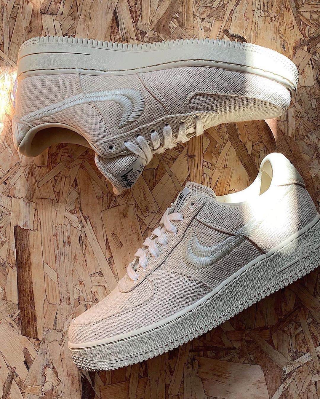 HYPEBEASTさんのインスタグラム写真 - (HYPEBEASTInstagram)「@hypebeastkicks: Here's an early look at the upcoming @stussy x @nike Air Force 1, featuring soft tan uppers constructed fully of rough-hewn “Fossil Stone” hemp, striking Swoosh stitching, Stüssy branding along the tongue and embroidered double S logo detailing on the toebox while sitting atop bone-colored midsoles to complete the look. Stay tuned for more info.⁠⠀ Photo: @earlygvng」8月27日 7時32分 - hypebeast