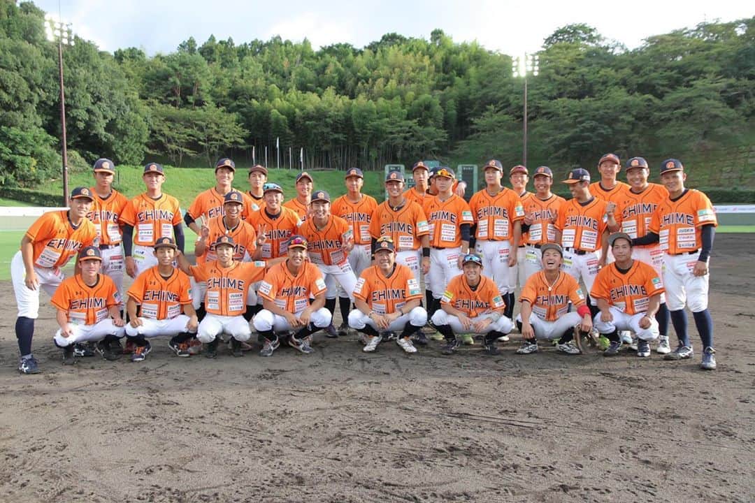 小田幸平のインスタグラム：「昨日はソフトバンク3軍に勝利🏆選手の皆んなが取材の協力してくれました。今日もソフトバンク3軍戦。18時から宇和島丸山球場です。是非応援宜しくお願い致します🤲#愛媛マンダリンパイレーツ#中日ドラゴンズ#読売ジャイアンツ#はげch#宇和島丸山球場#ソフトバンクホークス#試合」
