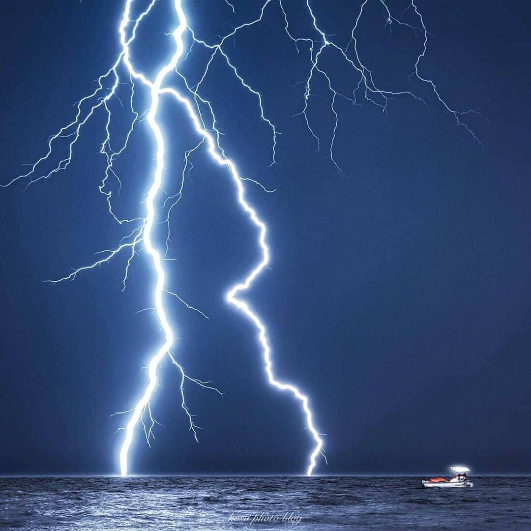 コサさんのインスタグラム写真 コサinstagram サンダーボルト 花火の打上げ前にゲリラ豪雨が 雷が光り始めたので カメラを向けたらあっさり撮れました ピントは花火の打上船に合わせました Location 滋賀 Shiga Japan Date 年8月 雷
