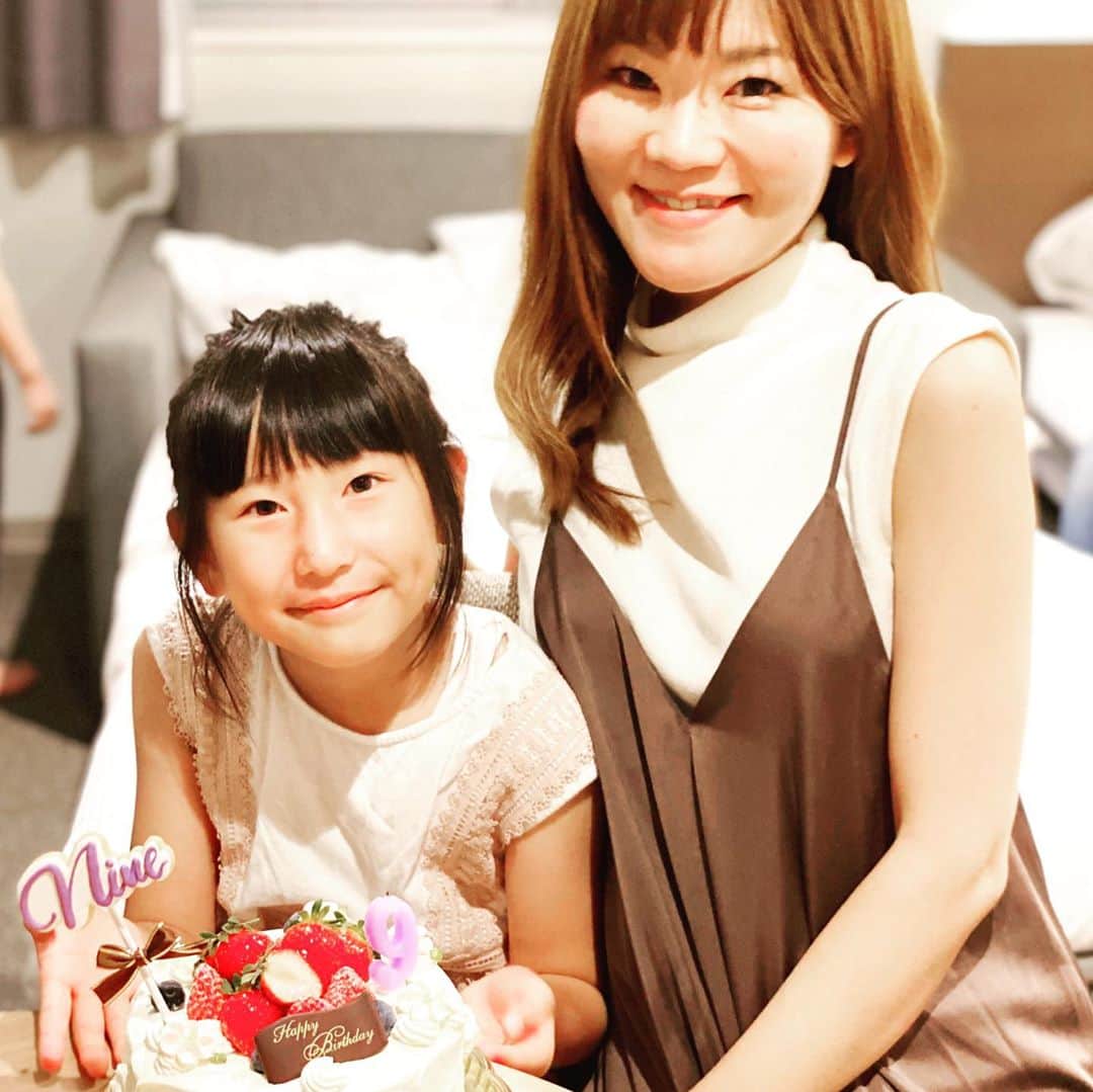 木嶋菜穂子のインスタグラム：「.﻿ happy birthday 9th.﻿ ﻿ 札幌合宿中のお誕生日🎂﻿ ﻿ 一緒にお誕生日お祝いしてくれた﻿ 皆さま、ありがとう♡﻿ ﻿ ﻿ 小さい頃から﻿ ママの海外全国出張について﻿ ﻿ あたたかい輪の﻿ たくさんの大人たちのなかで﻿ 育ってきたから﻿ ﻿ 誰とでも仲良くできて﻿ ﻿ 大人みたいな気遣いや﻿ ﻿ 私よりしっかりしてるなぁと﻿ 思うこともよくある^ ^﻿ ﻿ ﻿ だけど﻿ しっかりした顔をみせてるからこそ﻿ ﻿ 誰にも言葉にせずに﻿ 一歩ひいて﻿ 我慢してる時もあって﻿ ﻿ そういう小さなサインを﻿ 見逃さないようにと﻿ ハッとすることもある。﻿ ﻿ ﻿ ﻿ 振り返ってみると﻿ ９歳まで﻿ あっというますぎて驚きだけど、﻿ ﻿ あまり大変だった時期もなく﻿ いつも、今が一番可愛い♡﻿ ﻿ ﻿ このまま﻿ ハッピーとやすらぎの毎日で﻿ ﻿ 周りを愛し、﻿ 自分を愛し、﻿ 大切な人たちに愛されて、﻿ 素敵な大人女子になりますように♡﻿ ﻿. . このめちゃくちゃ可愛い バースデーケーキは、 @rika_uranai りかさんセレクト🎂✨ . いつもいつもありがとう♡♡ ﻿ ﻿ #ママ起業家」