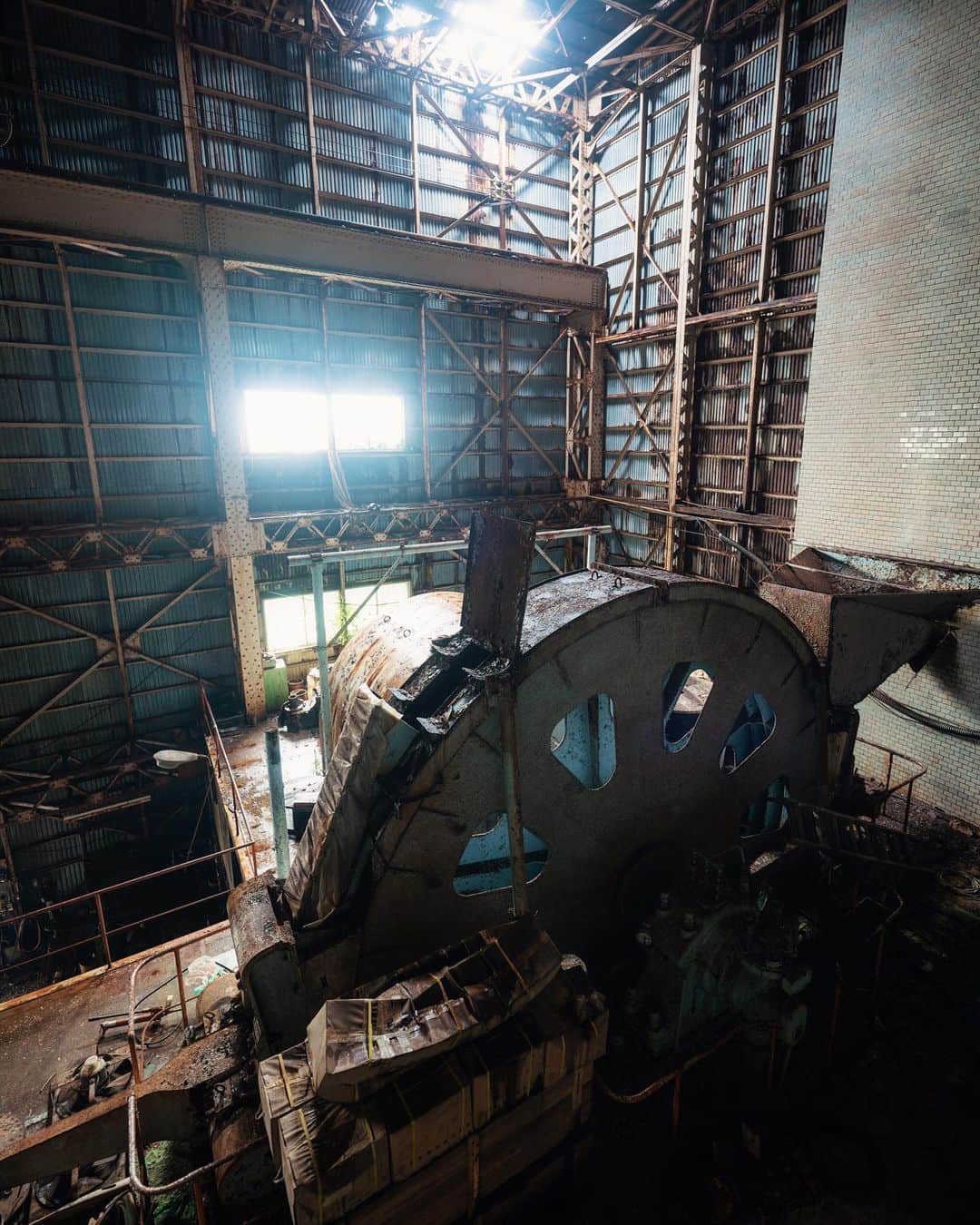 啝 （わ）のインスタグラム：「Abandoned winding tower 𓆲 𓆲 𓆲 #abandonedafterdark #urbex_supreme #desertedplaces #abandon_seekers_ #urbex_regards #welcometwoneverland #kings_abandoned #abandonedcentral #the_urbex_institute #renegade_abandoned #rsa_preciousjunk #glitz_n_grime #gotrespassing #savethedecay #bandorebelz #abandoned_addiction #abandoned #urbex #global_urbex #urbex_utopia #abandonig #allabandoned #urbex_kings #sombrexplore #grime_lords #urbxtreme #all_is_abandoned #discarded_butnot_forgotten #廃墟 #made_in_decay」