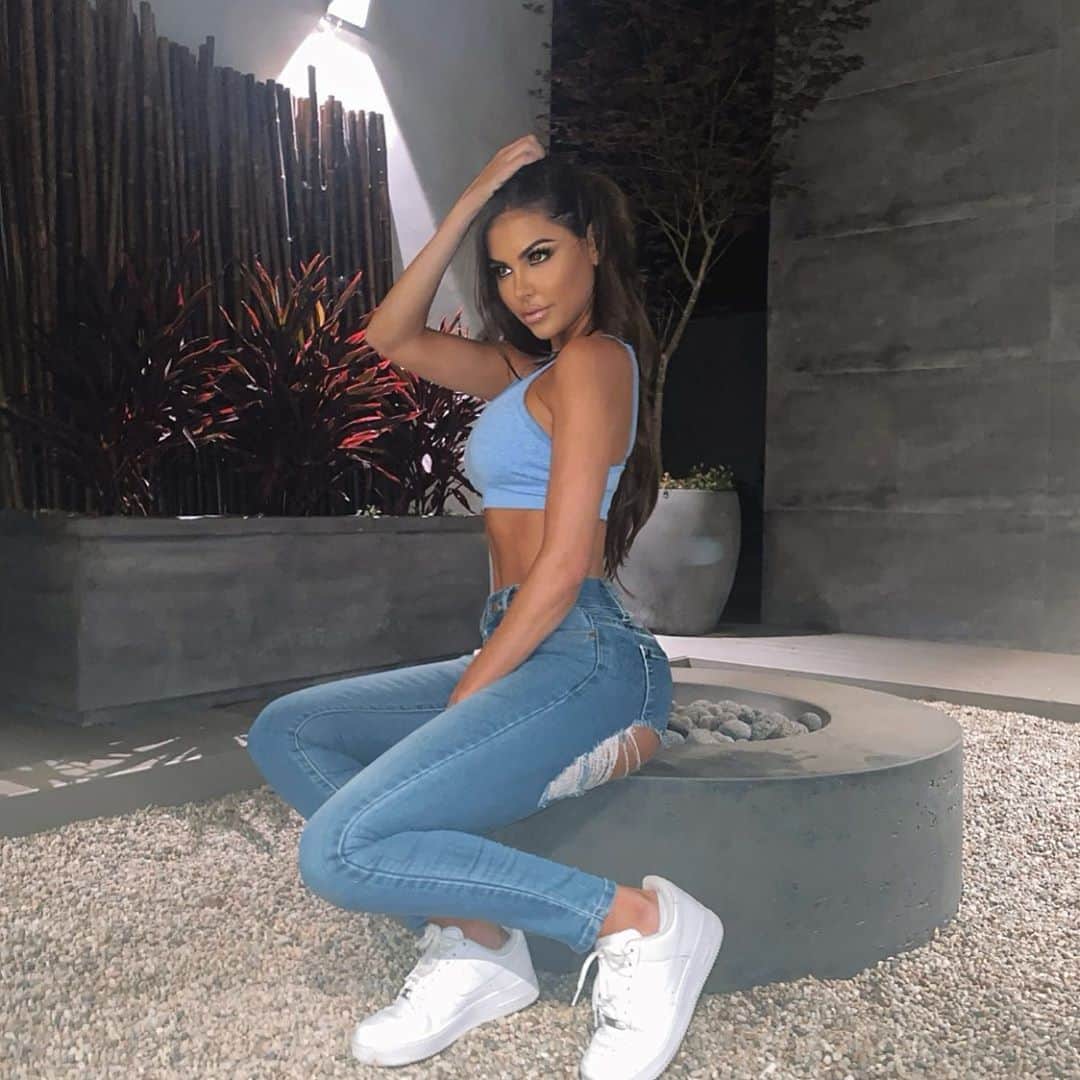 Jessica Cribbonのインスタグラム：「But, who really be down for you」