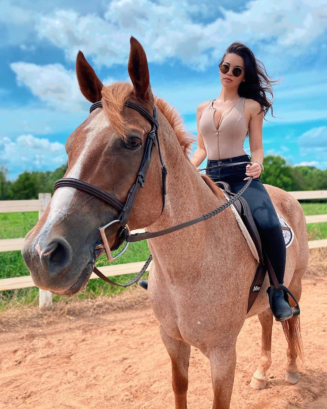 Tawny Jordanさんのインスタグラム写真 - (Tawny JordanInstagram)「Say hello to my little friend, Sebastien 🐴  Thank you for showing me the ropes @evrmoore I loved staying on the farm, hanging out with the pups and enjoying #NorthCarolina with you guys 🌳」8月27日 8時08分 - tawnyjordan