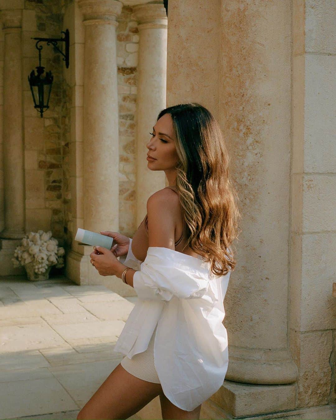 Marianna Hewittのインスタグラム：「@summerfridays Soft Reset AHA Exfoliating Solution is a concentrated treatment of 16% AHAs, including lactic and glycolic acid with soothing aloe, glycerin and hyaluronic acid  Overnight it helps promote natural cell turnover, lifting dead skin so you can wake up to smoother, brighter, softer skin.  Available: Now - @summerfridays.com Now - @sephora app 8/27 - @sephora .com 8/29 - @cultbeauty 8/29 - @meccamaxima  10/2 - @sephora in-store  Coming soon: @sephora EU @theofficialselfridges  #youronlysolution」