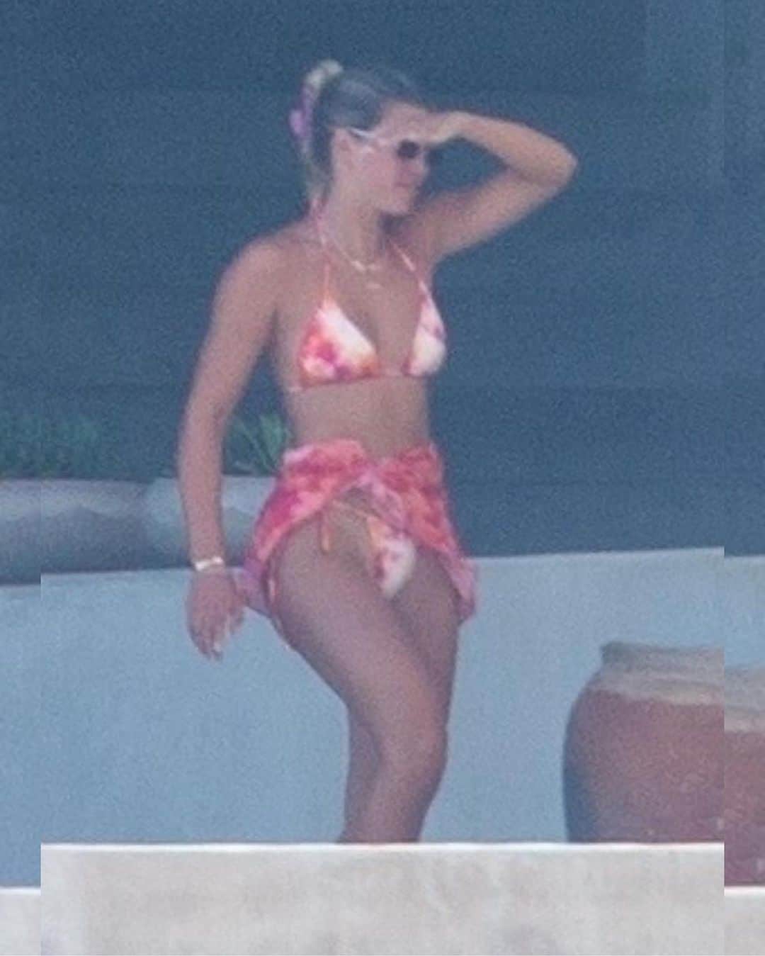 Just Jaredさんのインスタグラム写真 - (Just JaredInstagram)「Sofia Richie shows off her fit frame in three hot bikinis during a birthday getaway with some friend in Turks & Caicos #SofiaRichie Photos: Backgrid」8月27日 8時10分 - justjared