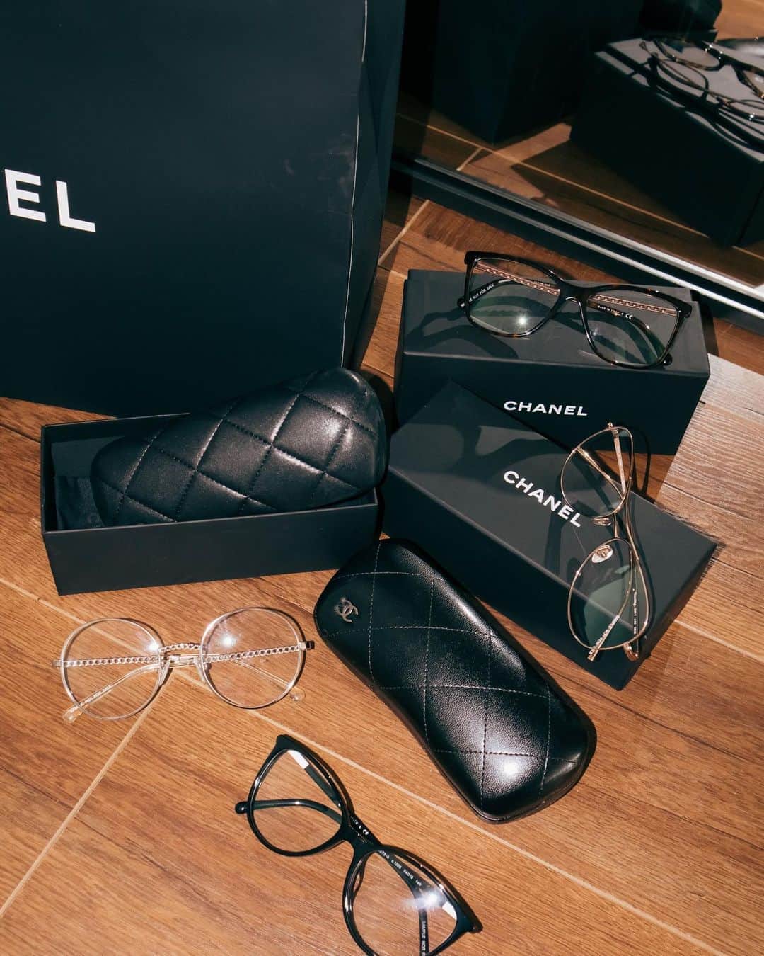 クリッセル・リムさんのインスタグラム写真 - (クリッセル・リムInstagram)「People take me more seriously on zoom calls when I wear Chanel & Glasses 😅 @chanelofficial  #chaneleyewear」8月27日 8時17分 - chrisellelim