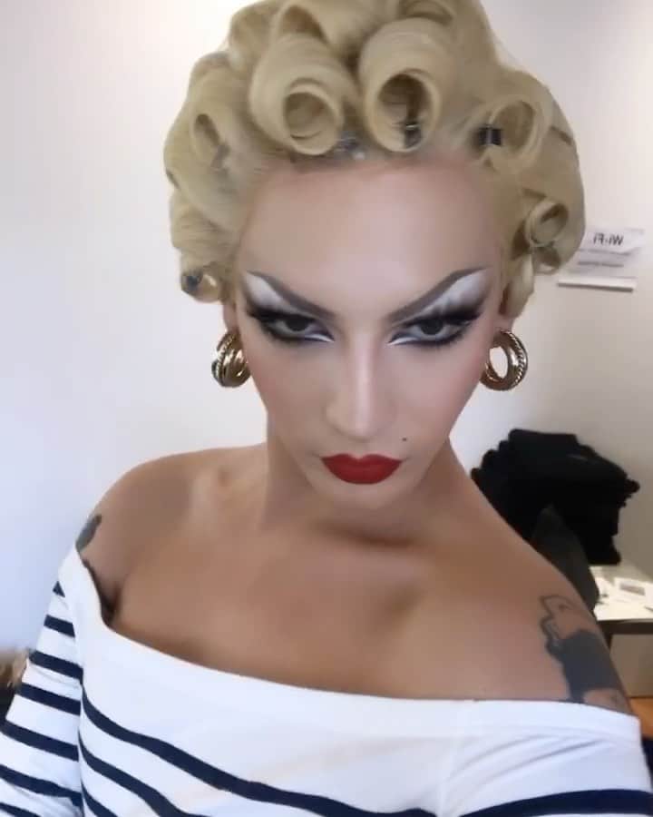 ヴァイオレット・チャチキのインスタグラム：「Get into it」