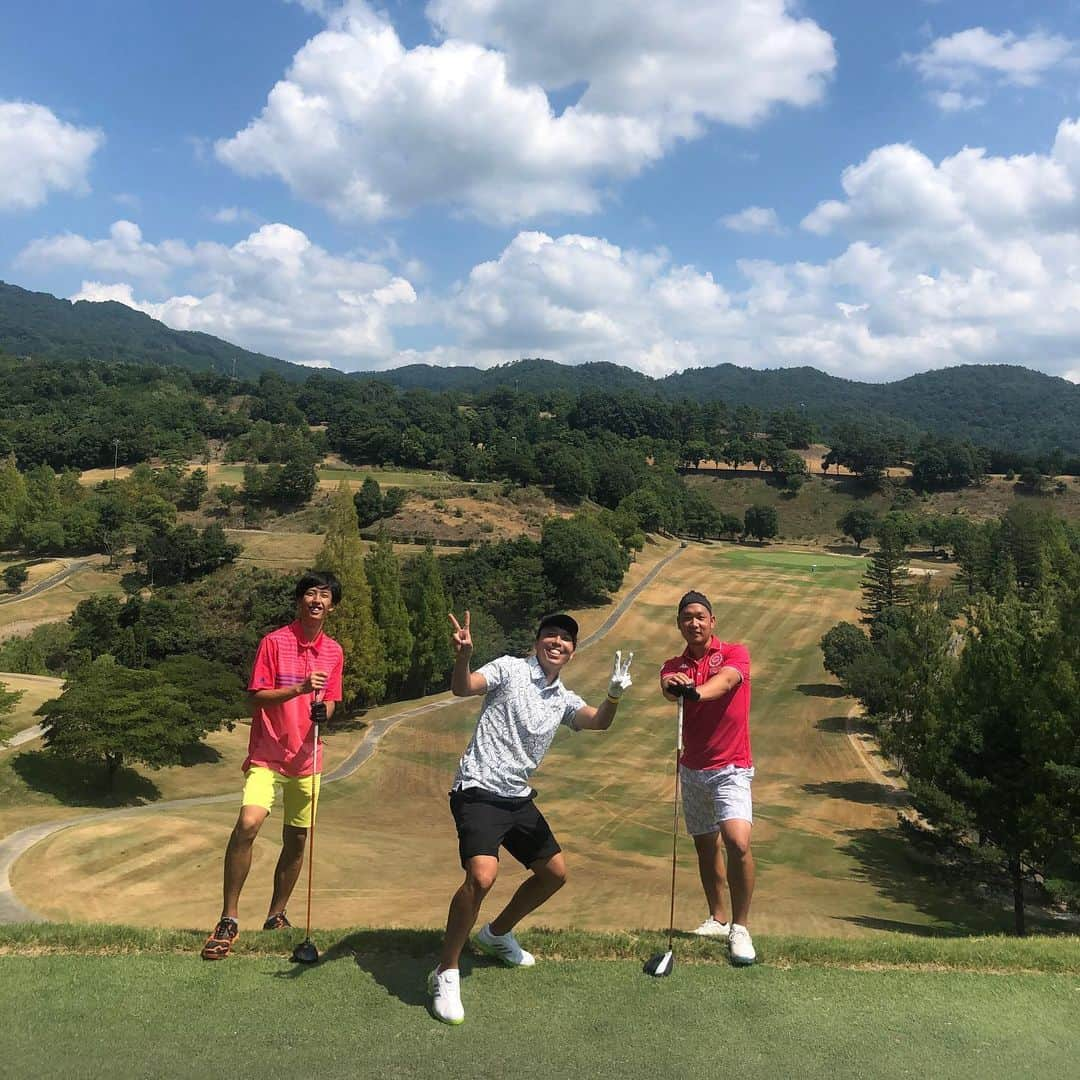 小川直毅さんのインスタグラム写真 - (小川直毅Instagram)「. いつの日かのゴルフ⛳️🏌️‍♂️ 平日にいける幸せ🥺 セルフタイマー撮影で位置遠すぎてクラブ持てず。 変な角度で変なポーズ。 それもいい思い出。 . #地元 #映え #スコア #成長 #ドライバー #練習不足 #自営業 #個人事業主 #経営者 #平日 #ゴルフ #幸せ #golf #adidas #callaway #nike #yellow」8月27日 8時26分 - naoki.ogawa