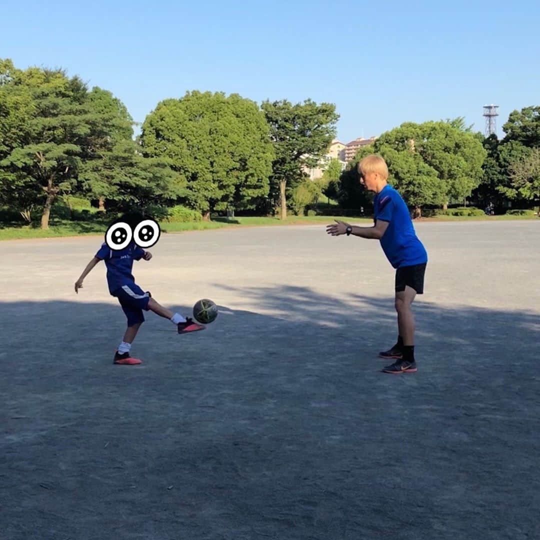 狩野健太さんのインスタグラム写真 - (狩野健太Instagram)「KENTA KANO private soccer training  今回は小学校4年生のトレーニングです。  月一度の年間契約をして頂きました。  一年間一緒にトレーニングをして背中を押してあげて欲しいと言ってもらいました。  身の引き締まる思いです。  感謝の気持ちを胸に全力で努めさせて頂きます。  一年後の目標をたて、逆算して今やらなければいけない事を明確にしてトレーニングしていきます。  僕のトレーニングで長所を伸ばし課題を修正して、自分が通うスクールの実戦練習でトライ。  細かく細部までこだわっていきますよ。  これでもかというくらい掘り下げます。  zoomミーティングを繰り返しコミュニケーションを頻繁に取ります。  方向性を共有してこのサイクルを繰り返していき、目標に向かって共に寄り添い成長して進んでいきたいと思います。  一年後が楽しみです😊  KENTA KANO private soccer trainingでは色んな形で子供達に寄り添い成長させます！  興味ある方は連絡お待ちしております！  https://kenta-kano.com/  #狩野健太 #kentakanoofficialhp #kentakanoprivatesoccertraining」8月27日 8時28分 - kanoken_14