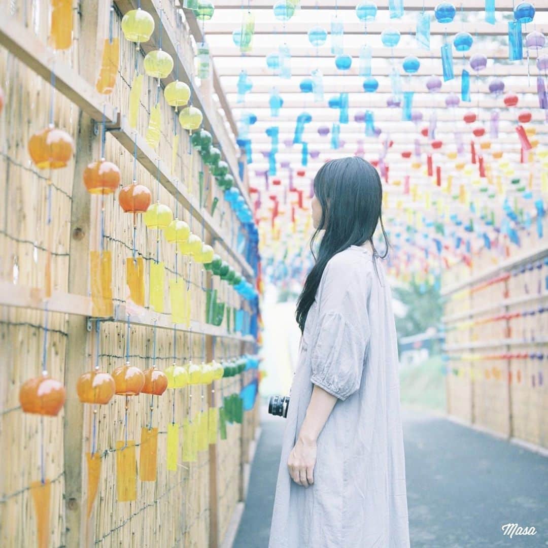 Masaさんのインスタグラム写真 - (MasaInstagram)「. . . 昨日、少しだけど撮れました📷 夕焼けが綺麗ならたくさん撮れたのに残念。 . . . ※相変わらず、週末は予定なしです😑 DM待ってます。 . 撮影日 : 2020年8月8日 . #まっセル #ヤマプリ #hasselblad #ハッセルブラッド  #instagramjapan #igersjp #tokyocameraclub #art_of_japan_ #photogenic_jp #GPW_members_only #good_portraits_world #film_jp #film #フィルム #film_com #filmcamera #filmphotography #portrait #ポートレート #photogram_archive #todays_blue_collection #pof_ig #hibi_jp #team_jp_ #滋賀 #shiga #箱館山 #びわ湖の見える丘 #虹のカーテン #風鈴のよし小道」8月27日 8時30分 - masa_nikonist