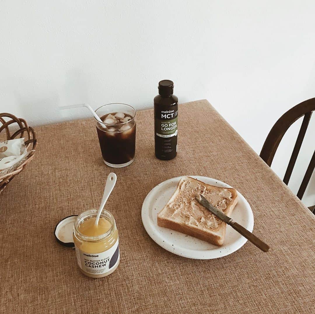 yuiのインスタグラム：「eat your way to health 🍽 オーストラリア発のウェルネスフードブランド @melrosehealth_jp メルローズヘルスで始まる朝😋 トーストにはココナッツカシューバターを🍞おいしくて食べごたえがあって、朝からエネルギーが満ちる感じ💪🏻(ナッツ系のペーストってもれなくだいすき🥜♡) 名前だけは知ってて気になっていたMCTオイルは、無味無臭で日々の食事に取り入れやすく、エネルギーの補給やダイエットのサポートにも👌🏻(コーヒーやサラダに混ぜたり◎) アップルサイダービネガーは炭酸で割って、ごくごく飲んでます🍎  食べることもお酒を飲むことも大好きで、制限するダイエットは向いてない...🙅🏻‍♀️のでおいしく食べて、動いて、パフォーマンスを上げてくれるありがたい品々でした◎ お酒解禁後は摂取カロリーも増えてしまって、産後の体型も全然戻らないけど😅おいしいものを我慢しすぎず無理なく、健康的な身体づくりを目指したいな思います◎」