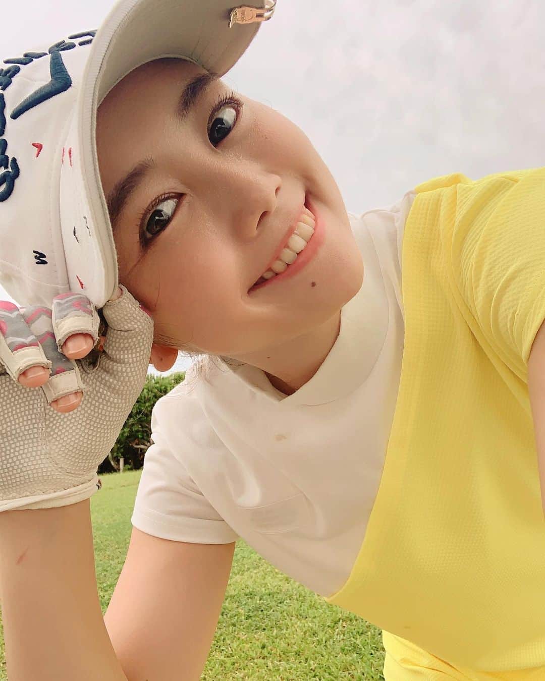 森詩織さんのインスタグラム写真 - (森詩織Instagram)「ゴルフ⛳️﻿ ﻿ NBウェアが一番すき💓﻿ 母の打ったバンカーの泥が風に乗ってもりの服へ。﻿ 手首には何かの火傷の跡。﻿ お気になさらず🤙﻿ ﻿ 打ちっぱなしとか練習行きたいなぁ。﻿ 最近コースばっかり( ´_ゝ`)﻿ ﻿ #ゴルフ #golf #ゴルフ女子」8月27日 8時36分 - mori_shiori