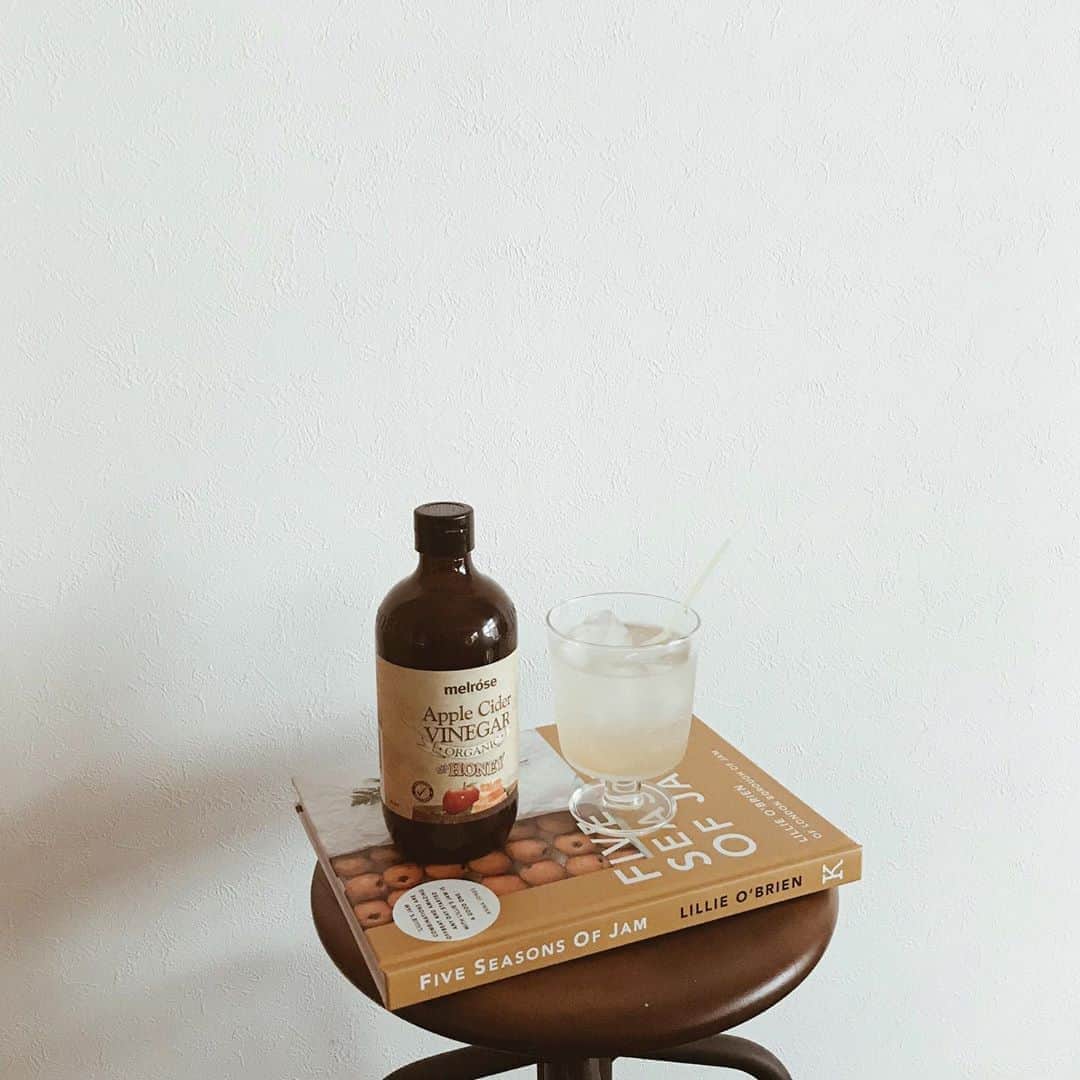 yuiのインスタグラム：「eat your way to health . オーストラリア発のウェルネスフードブランド @melrosehealth_jp メルローズヘルスのApple Cider Vinegar🍎with Honey🍯 炭酸で割って、さっぱりおいしい♡ 薬瓶みたいなボトルもかわいい◎」