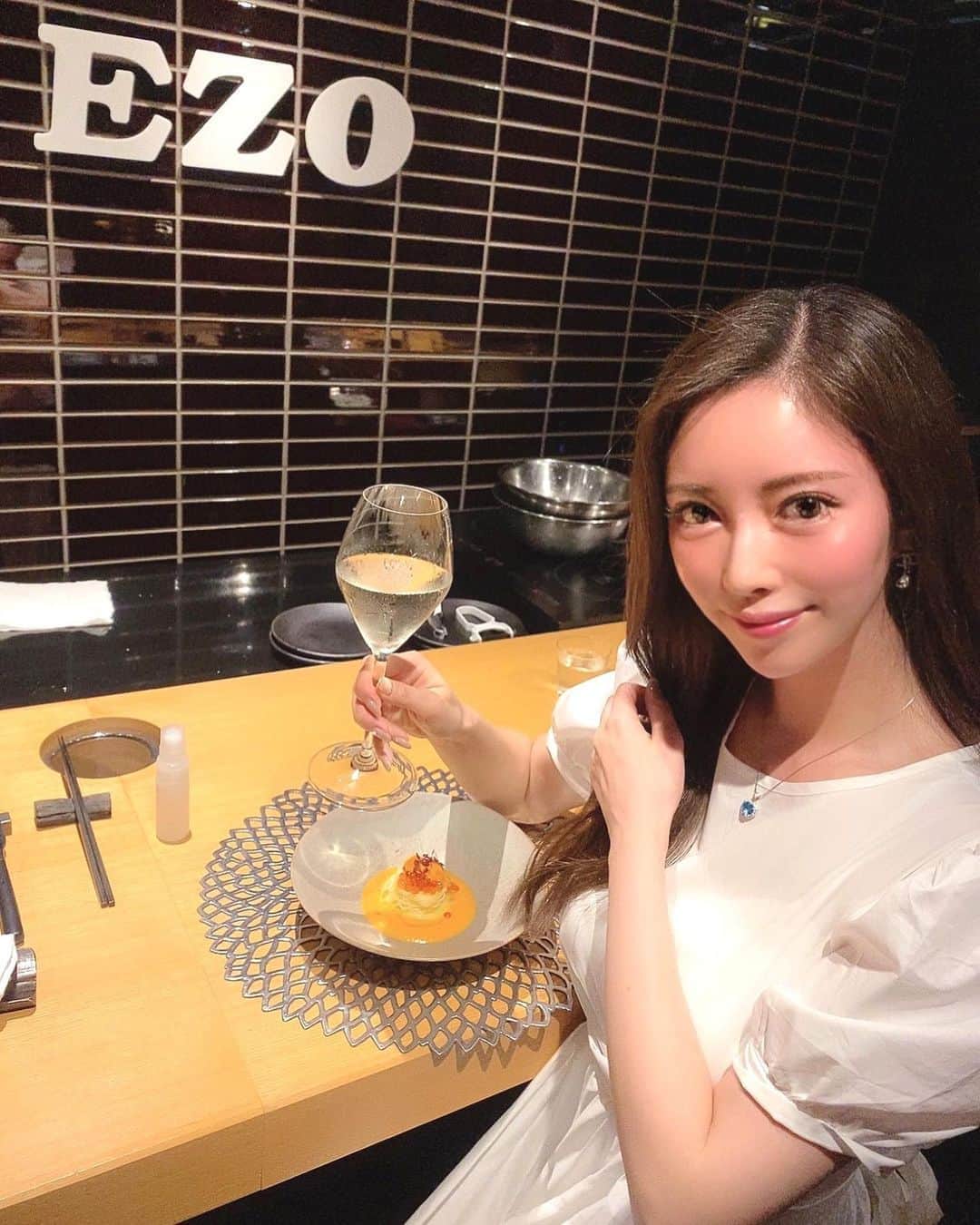 のインスタグラム：「赤坂にある隠れ家フレンチ、 EZO【@ezomaeda】へ行きました💕  本当に隠れ家という雰囲気のとっってもお洒落なお店。 EZOは旬の北海道を味わえる隠れ家フレンチなの♩  シェフの故郷である、 北海道から届く旬のプレミアムな食材を使った 『季節の厳選素材コース(8品)を頂きました🍽 贅沢なメニューを堪能出来て幸せでした✨  前菜のモッツァレラチーズは 北海道から取り寄せているそうで、 クリーミィで桃と生ハムとよく合います💓  私が感動したのは、 自家製パンと頂いたブリュレ鶏レバーのパテ。 濃厚でパンとよく合い、いくらでもパンが食べれちゃう⭐︎  メインの鹿肉プレートは、 見た目も華やかで旨味がたっぷりです！ レバーと一緒に食べると更に違った美味しさが🥰  〆の海老のビスクカレーはランチのメニューにもなっているそうで、また食べに伺いたいと思いました🍴  カウンターでワイン片手に、前田シェフの楽しいお話と手捌きを見ながら素敵な時間をお過ごせました🥰  💒 東京都港区赤坂3-19-3一ッ木ビル別館 4F ・ ・ ・ ・ ・ ・ ・ ・ ・ #赤坂#EZO #赤坂フレンチ #赤坂ezo #隠れ家 #赤坂旬の素材 #赤坂ワイン #赤坂デート」