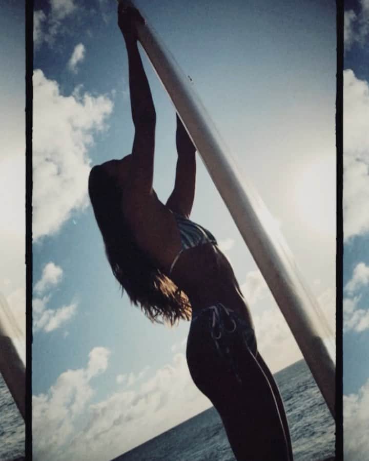 マリア・マーフィーのインスタグラム：「Evening light @vayaisland 💫」